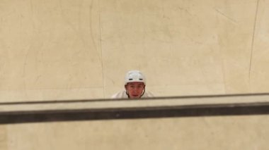 Genç adam BMX bisiklet sürüyor kontrplak rampalarında antrenman sahasında
