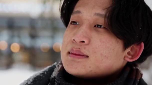 Молодий азіатський чоловік фіксує волосся — стокове відео