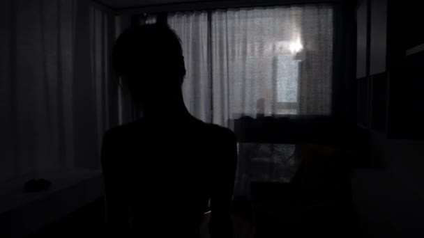 Aptidão em casa - jovem mulher em roupas esportivas abre as cortinas e deixa a luz no quarto — Vídeo de Stock