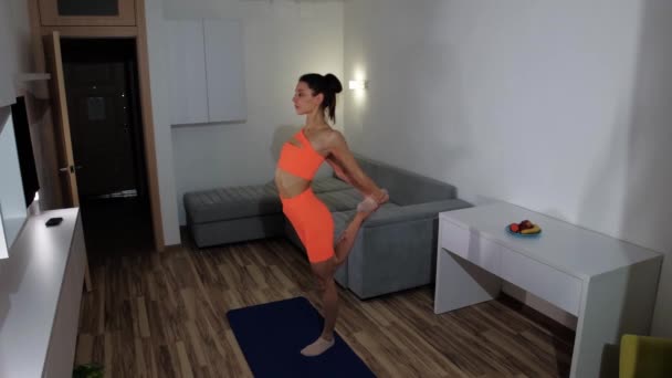 Fitness à la maison - jeune femme faisant des exercices d'étirement — Video