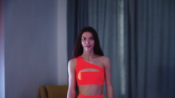 Jeune femme mignonne en vêtements orange — Video