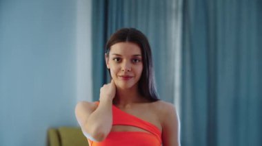 Turuncu elbiseli genç bayan.