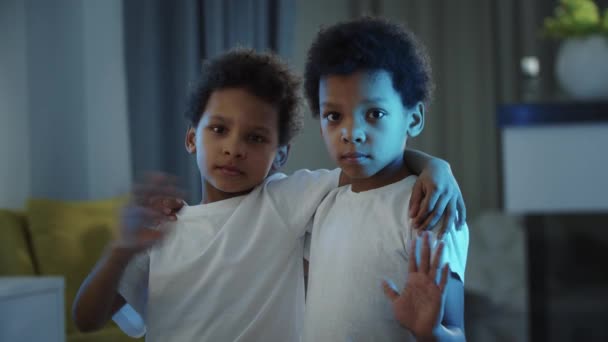 两个黑人兄弟看着摄像机，挥挥手 — 图库视频影像
