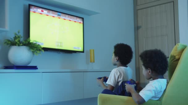 Zwei kleine schwarze Jungen Brüder spielen Fußballspiel im Fernsehen mit Steuerknüppel — Stockvideo