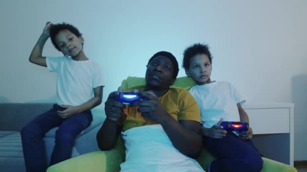 Seul père jouant avec ses fils en utilisant joystick — Video