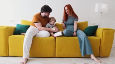 Ebeveynler bebeklerine okumayı öğretir.