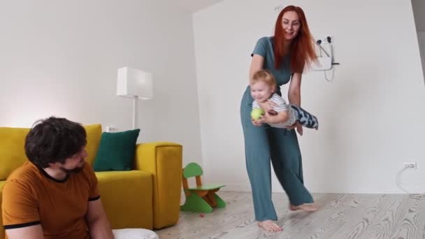 子供と遊ぶ親 — ストック動画