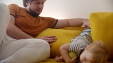 Kanepeden bir bebek düştü ve bir elma düşürdü.