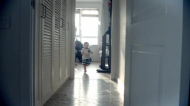 Küçük bebek evde annesine yetişmeye çalışıyor.
