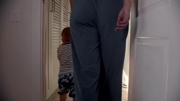 Malé dítě kráčí se svou matkou v bytě drží za ruce — Stock video