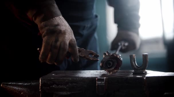 Blacksmith workshop - a man shaping rose leaves out of heated metal — Stock Video