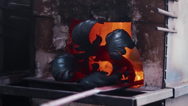 Lampadario in metallo che si riscalda nel forno — Video Stock