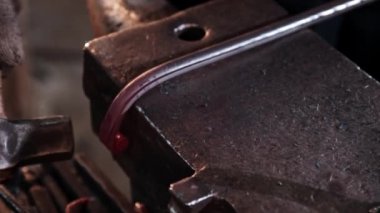 Demirci, örse çekiçle vurarak metal bir detayı büker.