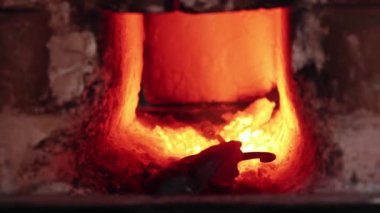 Sıcak fırının içinde metal bir detay ısınıyor.