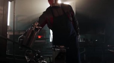 Demirci, işyerini metal döşemeye hazırlıyor.