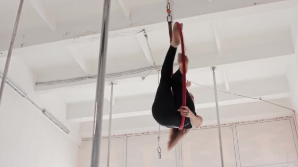 Donna ginnastica che gira sul ring sotto il soffitto — Video Stock