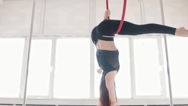 Una giovane donna che mostra trucchi acrobatici sul ring ginnico — Video Stock