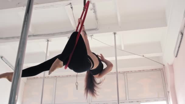 Una giovane ginnasta gira elegantemente in un anello acrobatico — Video Stock