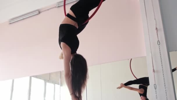 Una giovane ginnasta appesa a testa in giù in un anello acrobatico — Video Stock