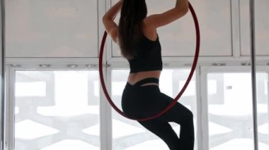 Jimnastik eğitimi - dövmeli genç bir kadın akrobatik bir ringde akrobatik hareketler yapıyor