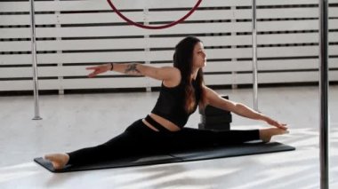 Jimnastik eğitimi. Yerde uzanan genç bir kadın.