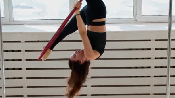Allenamento ginnico - giovane donna che si estende sull'anello acrobatico — Video Stock