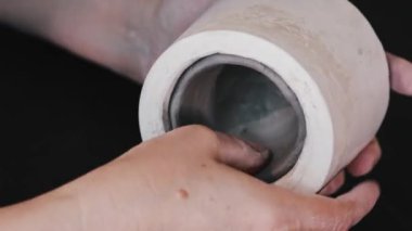 Çömlekçilik - yaşlı bir kadın kilden örnek alarak küçük bardaklar yapıyor.