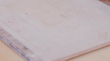 Çömlek - yaşlı bir kadın ahşap tahtalarda ince bir parça kil ile çalışır.