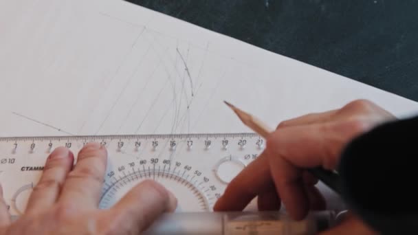 Una mujer anciana dibujando diseño para un nuevo artículo de arcilla — Vídeos de Stock