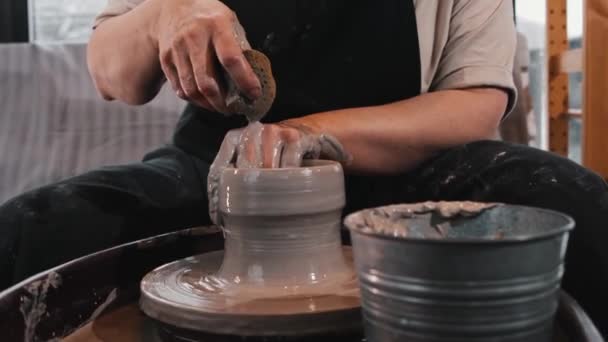 바퀴 옆에 질그릇을 만드는 한연로 한 여자 — 비디오