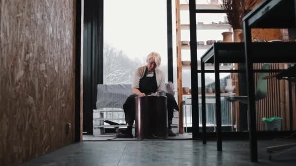 Pottery - an elderly woman potter working in a workshop — Wideo stockowe