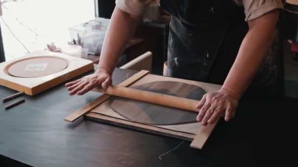 Pottery - an elderly woman rolls out the clay on a plank — 비디오