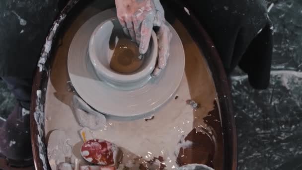 陶器- -在陶器轮上塑造湿粘土的妇女 — 图库视频影像