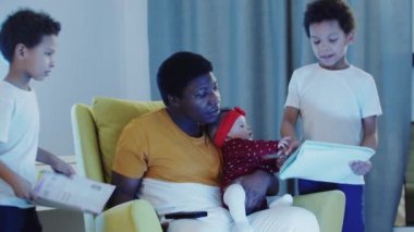 Sadece baba, oğullarının bitirilmiş ödevlerine bakar.