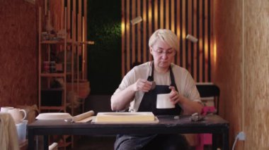 Yaşlı bir kadın kilin şeklini alır.