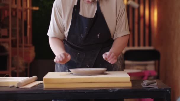 Una donna anziana che fa un piatto di argilla usando una forma e un grande supporto di spugna — Video Stock
