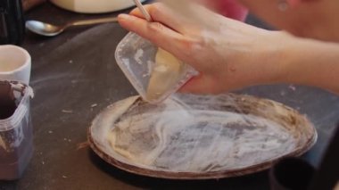 Tabağa bej boya döküyorum.