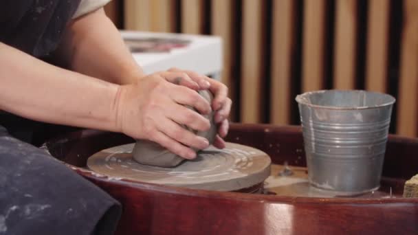 Händer äldre kvinna knåda leran på keramik hjulet — Stockvideo