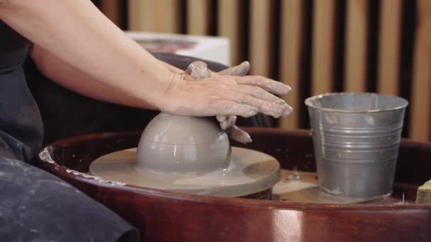 一个在轮子上塑造湿粘土的女人 — 图库视频影像
