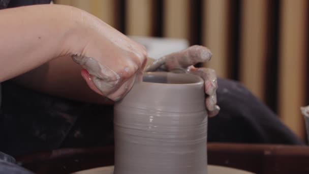 Pottery - pulls a piece of clay on a pottery wheel — Stock Video