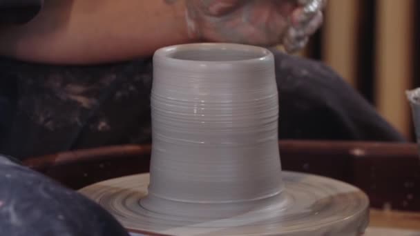 Cerâmica - molhar o pedaço de argila na roda de cerâmica — Vídeo de Stock
