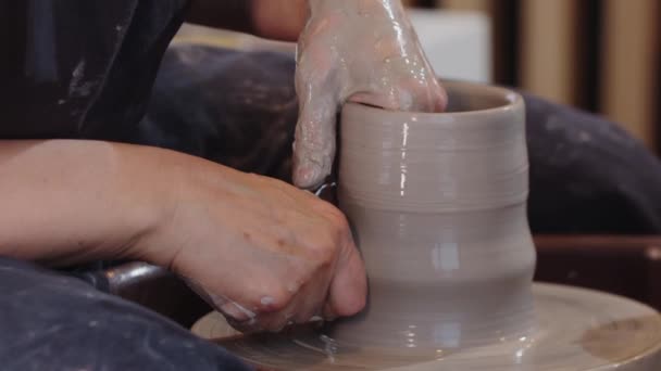 Pottery - vytahování kus hlíny na keramické kolo — Stock video