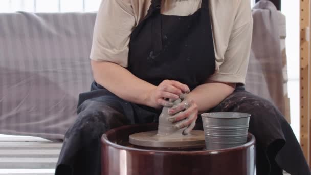 陶器-移动陶瓷轮上形状潮湿的黏土片 — 图库视频影像