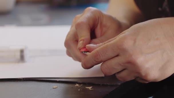 Sharpening pencil with a box cutter — Stock Video