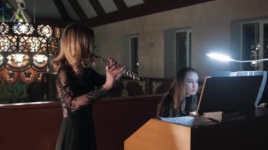 Kadın flütçü ve orgcu Hıristiyan kilisesinde müzik çalıyorlar