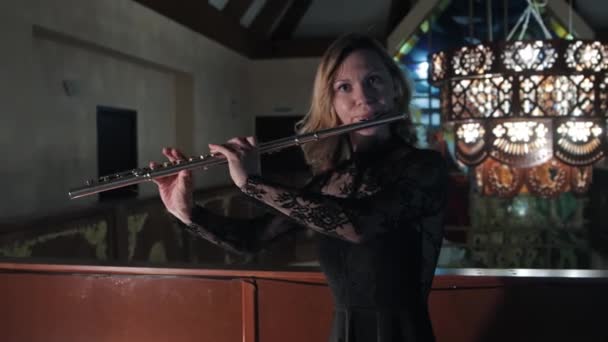 Žena flétnistka hrající hudbu v křesťanském kostele — Stock video