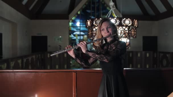 Female flutist playing music in church — Vídeos de Stock