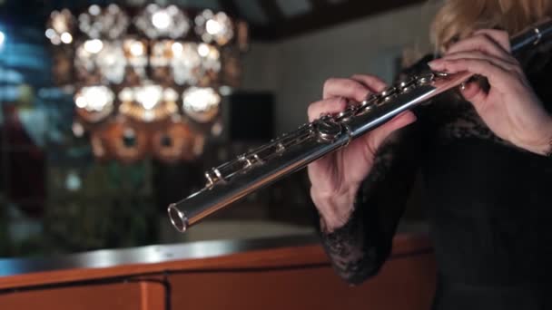 Женщина играет на флейте в церкви — стоковое видео