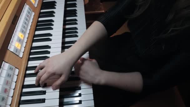 Mujer joven tocando órgano electrónico — Vídeos de Stock