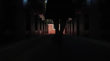 Genç bir kadın kiliseye girer ve flütü arka plandaki vitraylara karşı çalmaya başlar..